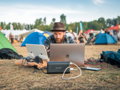 Wie du mit einer powerbank, zwei ladehacks und einfacher planung drei tage beim festival ohne stromnetz auskommst