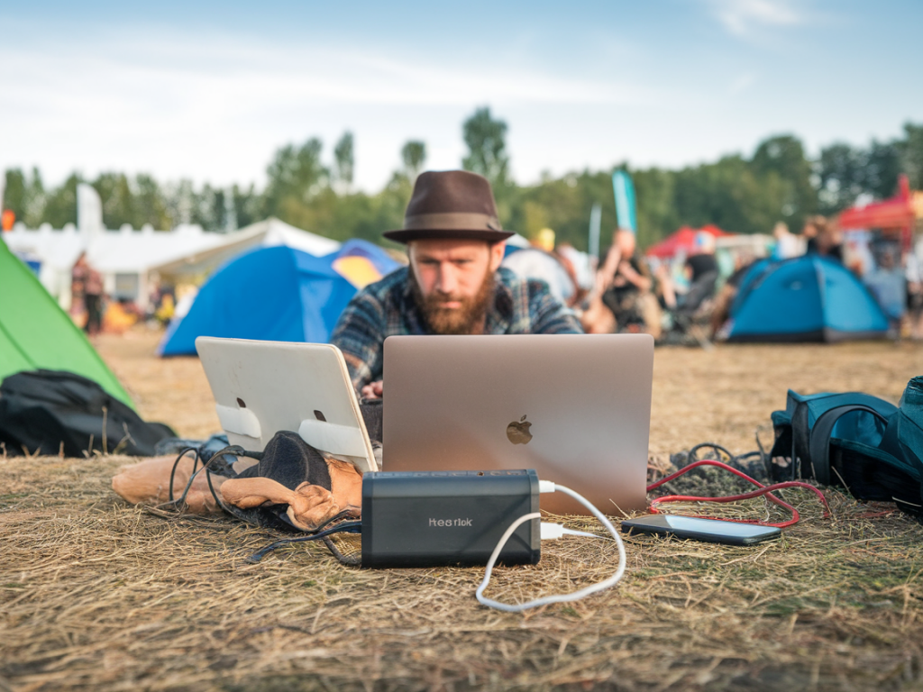 Wie du mit einer powerbank, zwei ladehacks und einfacher planung drei tage beim festival ohne stromnetz auskommst
