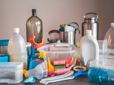 wie du plastik im haushalt reduzierst: einfache ersatzprodukte und einkaufsstrategien